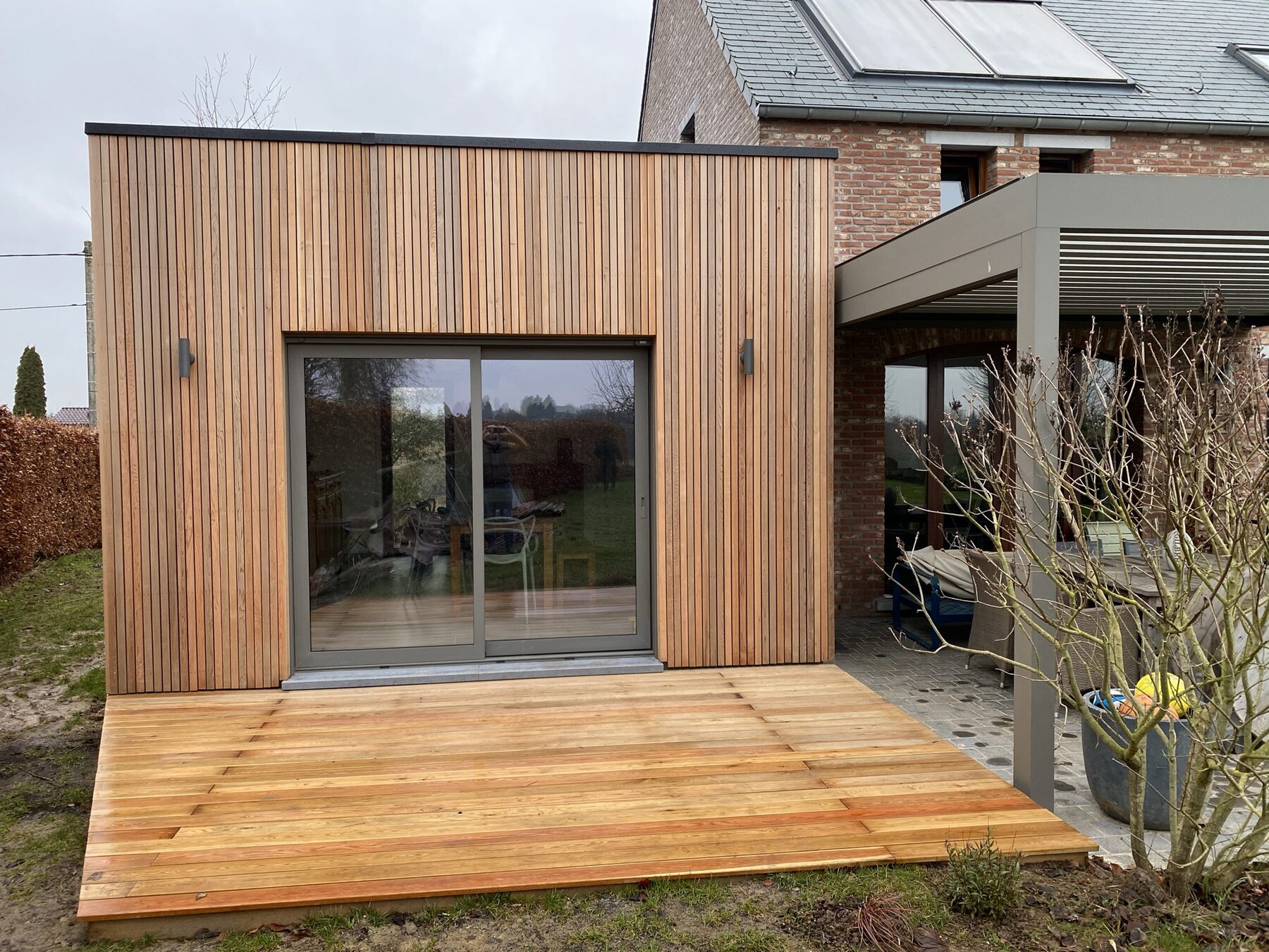 Maison moderne avec bardage bois construite par Label Entreprise dans le Hainaut